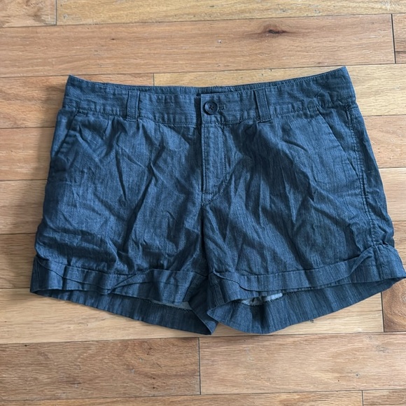 Banana Republic | Chambray Blue Shorts | Cuff Hem/Back Pockets | Size 6 - Picture 1 of 4